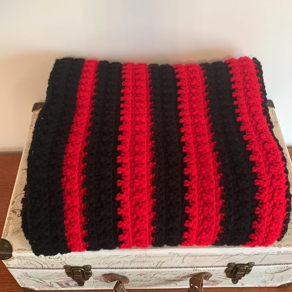 Striped Knitted Throw Blanket (Red & Black)